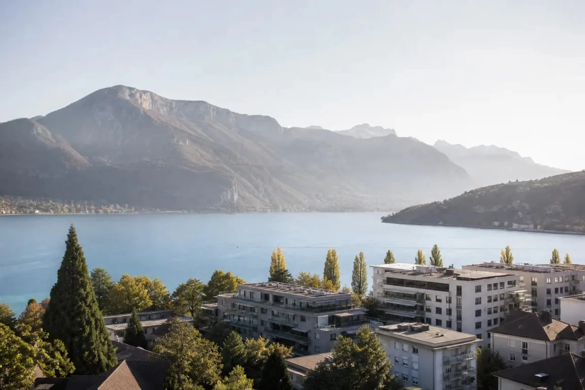 Se loger à Annecy : vue éditoriale d’Annecy avec le lac et des quartiers résidentiels