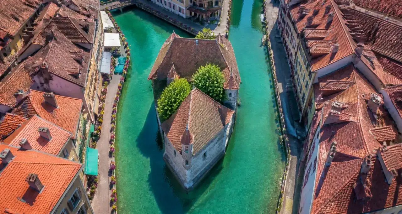 Vue aérienne du Palais de l'Isle à Annecy
