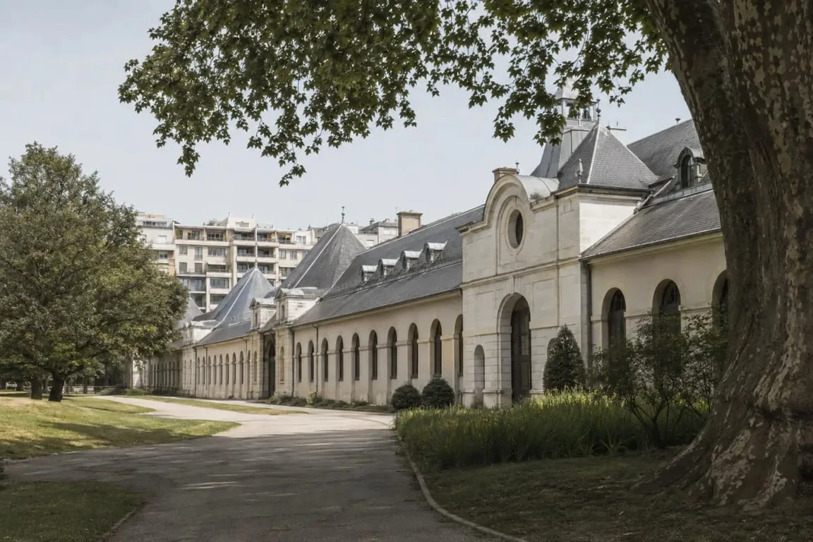 Haras d Annecy, bâtiments historiques et parc paysager au centre-ville