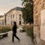 Haras d Annecy : affiche sur un mur, bâtiments et parc
