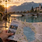 Office du tourisme Annecy : vue quai, lac et Pont des Amours