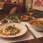 Restaurant le bouillon annecy : tartare de saint-jacques et bouillon épicé au curry rouge